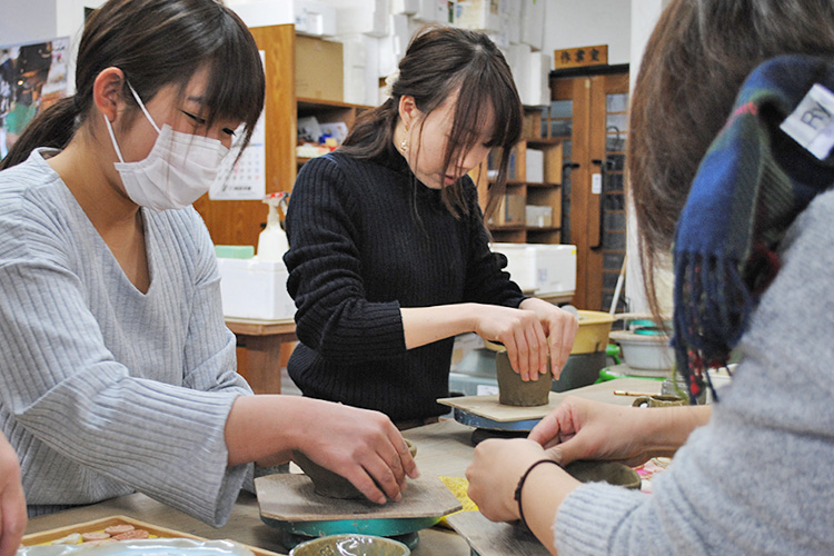 手びねり陶芸体験 阿南町陶芸体験館